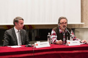 Jordi Piqué, autor del llibre, i Albert Piñeira, a la presentació del llibre El judici del falcó