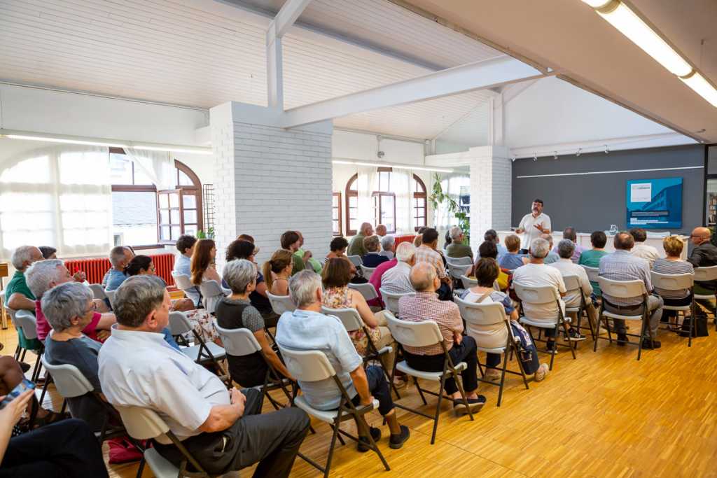 "L'estiueig històric: pràctica social i derivades literàries" a càrrec de Narcís Figueras i Joaquim M. Puigvert.