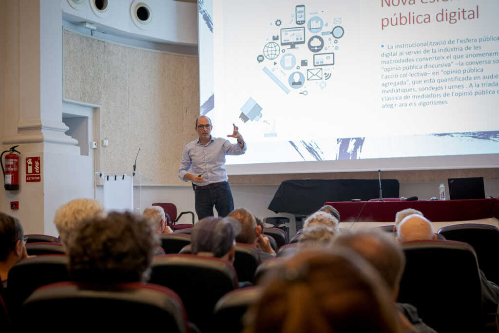 Carles Pont durant la conferència