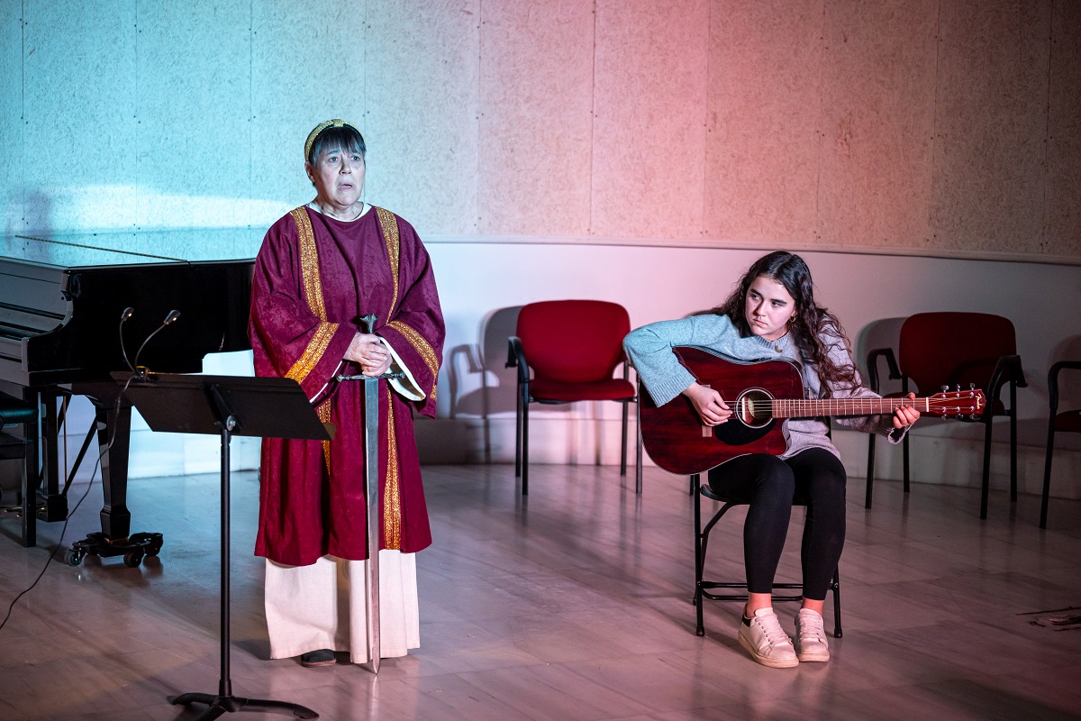 Teresa Pérez de Rozas (Sibil·la) i Berta Ferrer (acompanyament a la guitarra)