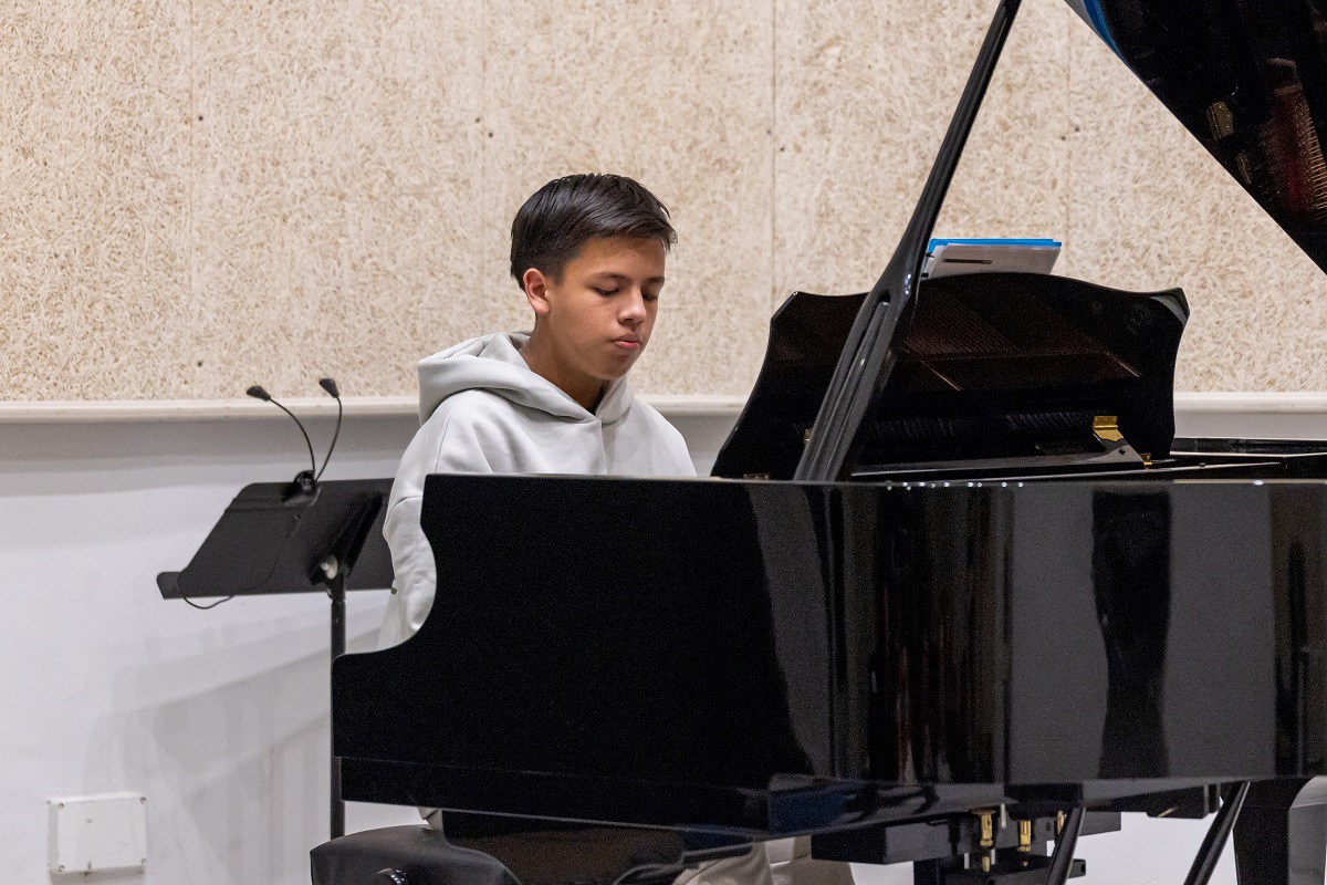 Elián Acevedo, al piano
